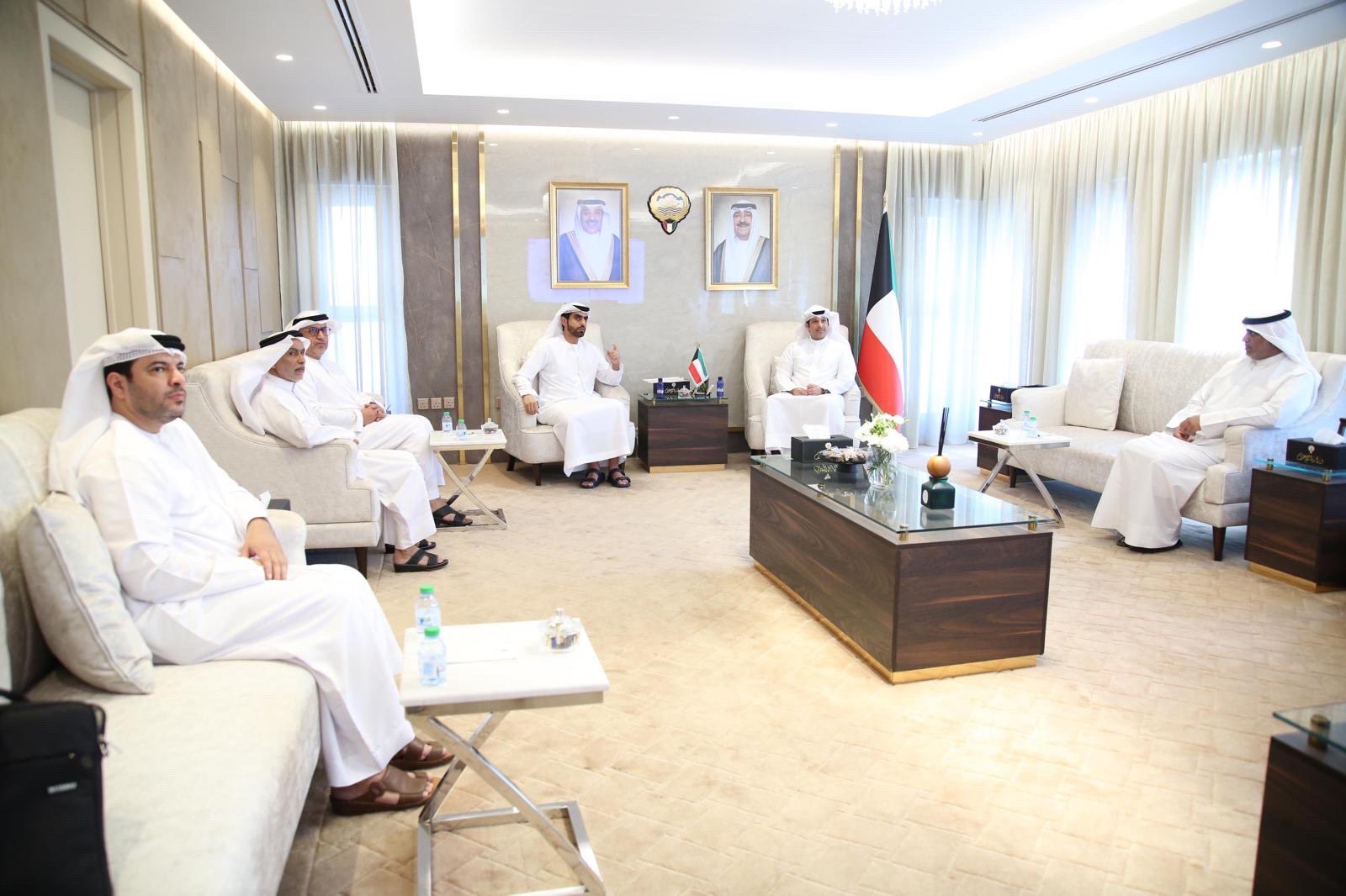 وزير (الإعلام) عبدالرحمن المطيري خلال لقاءه بوفد اتحاد الإمارات للصقور بمناسبة زيارتهم للبلاد بحضور سفير دولة الإمارات لدى البلاد د. مطر النيادي	