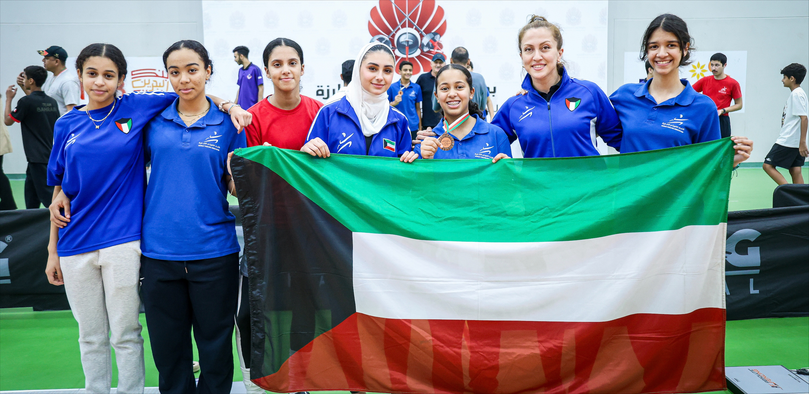 لاعبو المنتخب الوطني خلال التتويج في اليوم الثالث من بطولة دول غرب آسيا بالمنامة