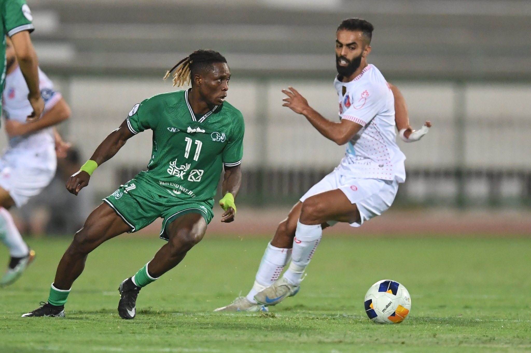 لاعب العربي يحاول المرور من لاعب الكويت