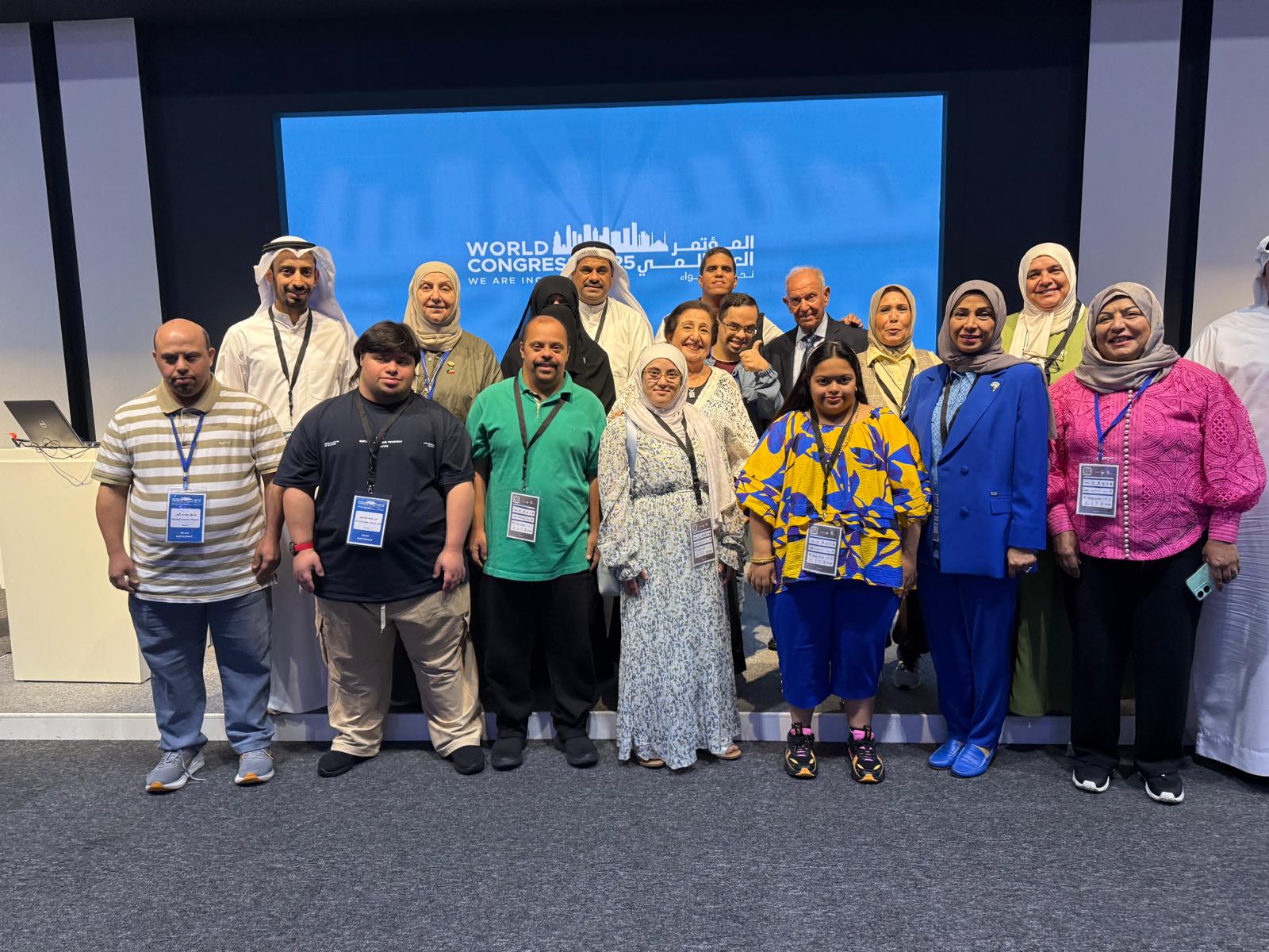 جانب من الاسر الكويتية وابنائهم من المناصرين الذاتيين المشاركين في المؤتمر العالمي
