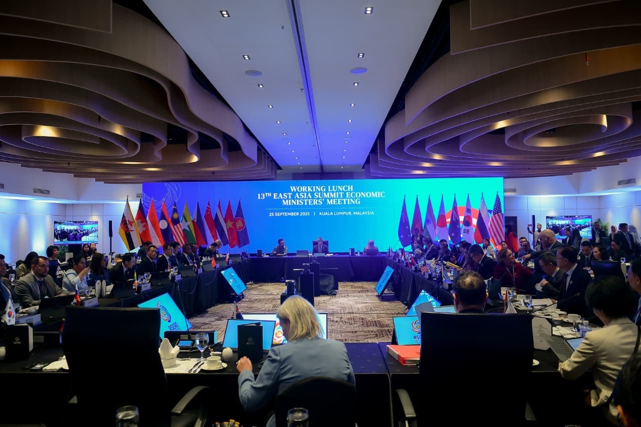 كبار المسؤولين خلال الاجتماع ال13 لوزراء الاقتصاد في قمة شرق آسيا المنعقد في كوالالمبور