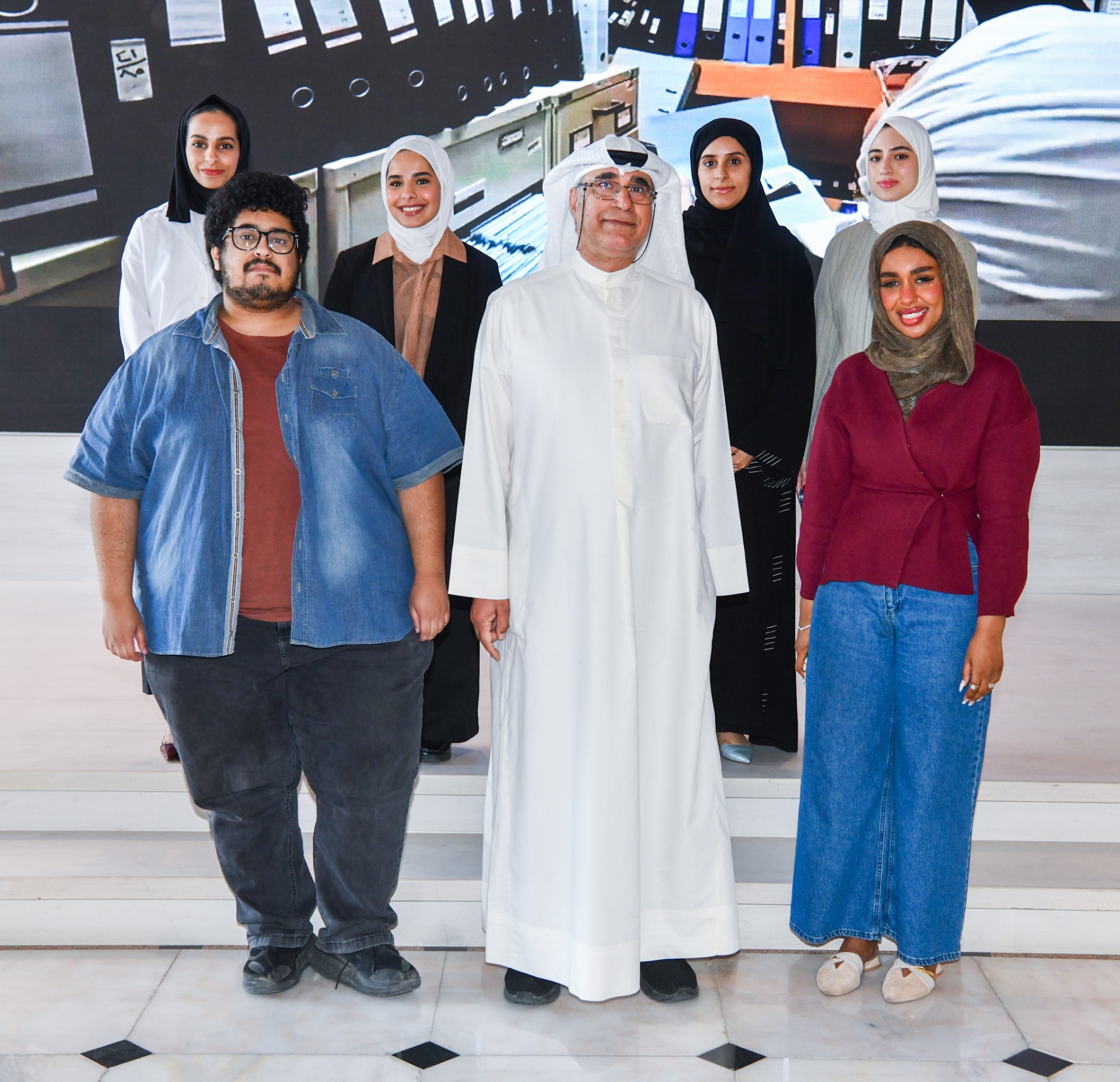 مقدم البرنامج وعدد من المشاركين