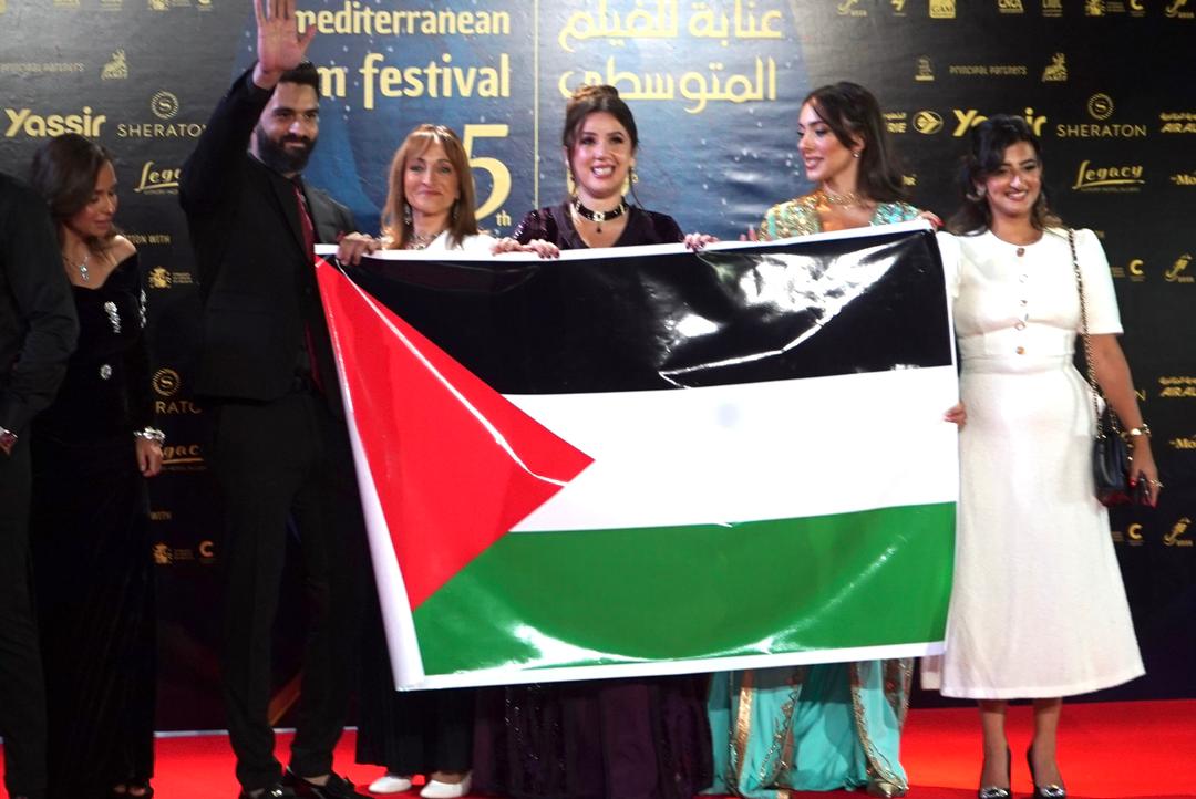 ممثلين بعلم فلسطين في افتتاح المهرجان