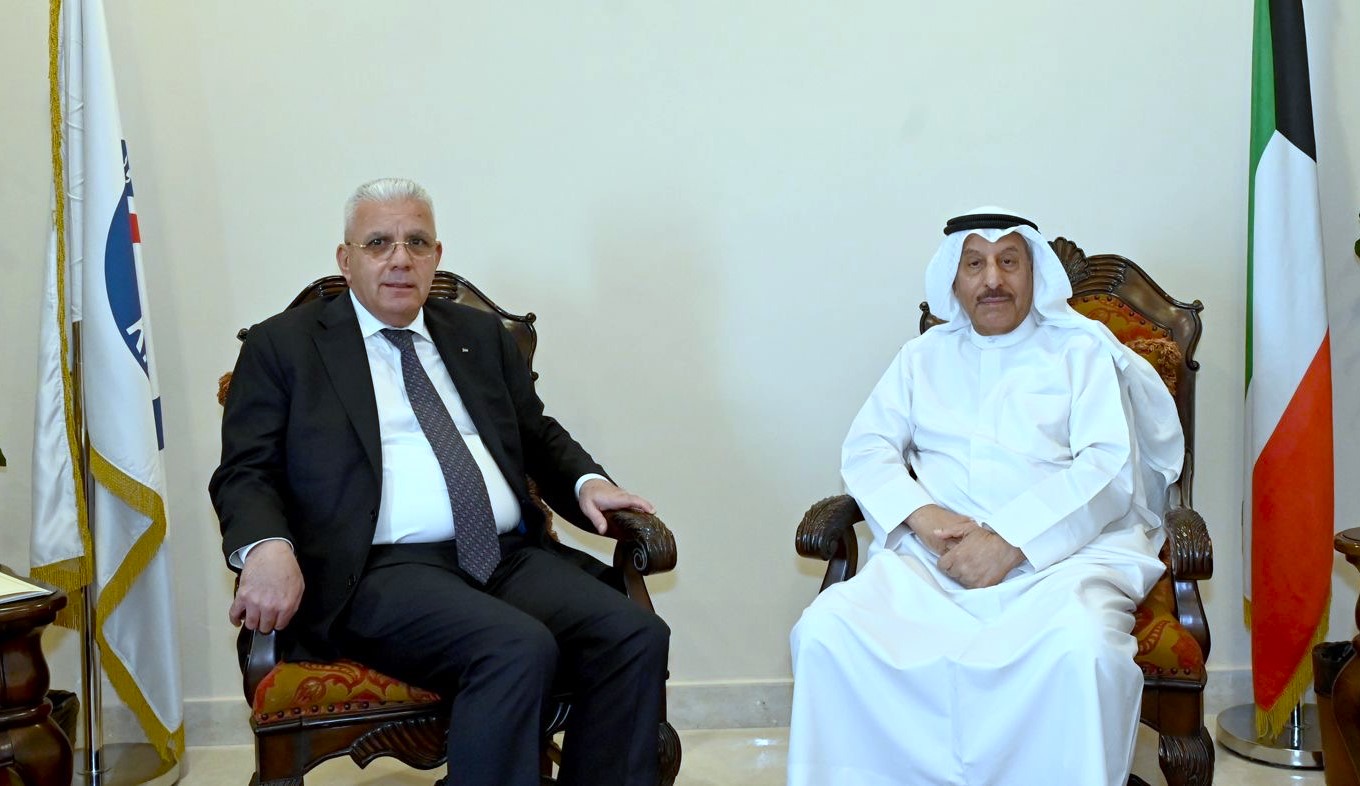 Le président du Croissant-Rouge, Khaled Al-Maghames, et l’ambassadeur de Palestine au Koweït, Rami Tahboub.