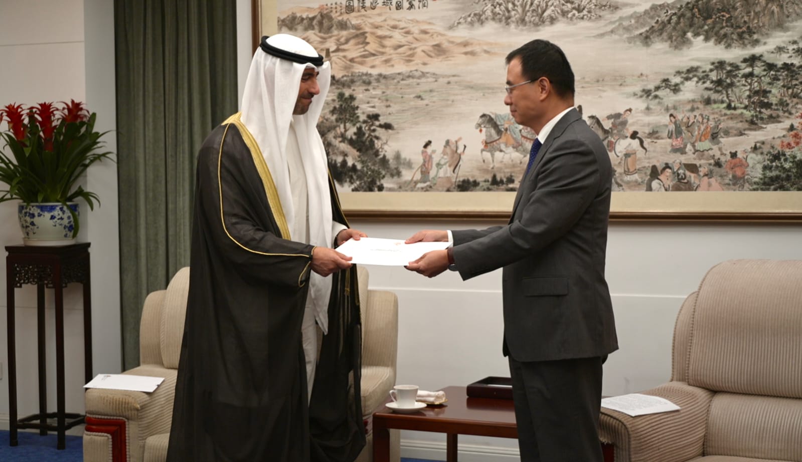 L’émissaire de Son Altesse l’Emir du Koweït remet une lettre destinée au président chinois.