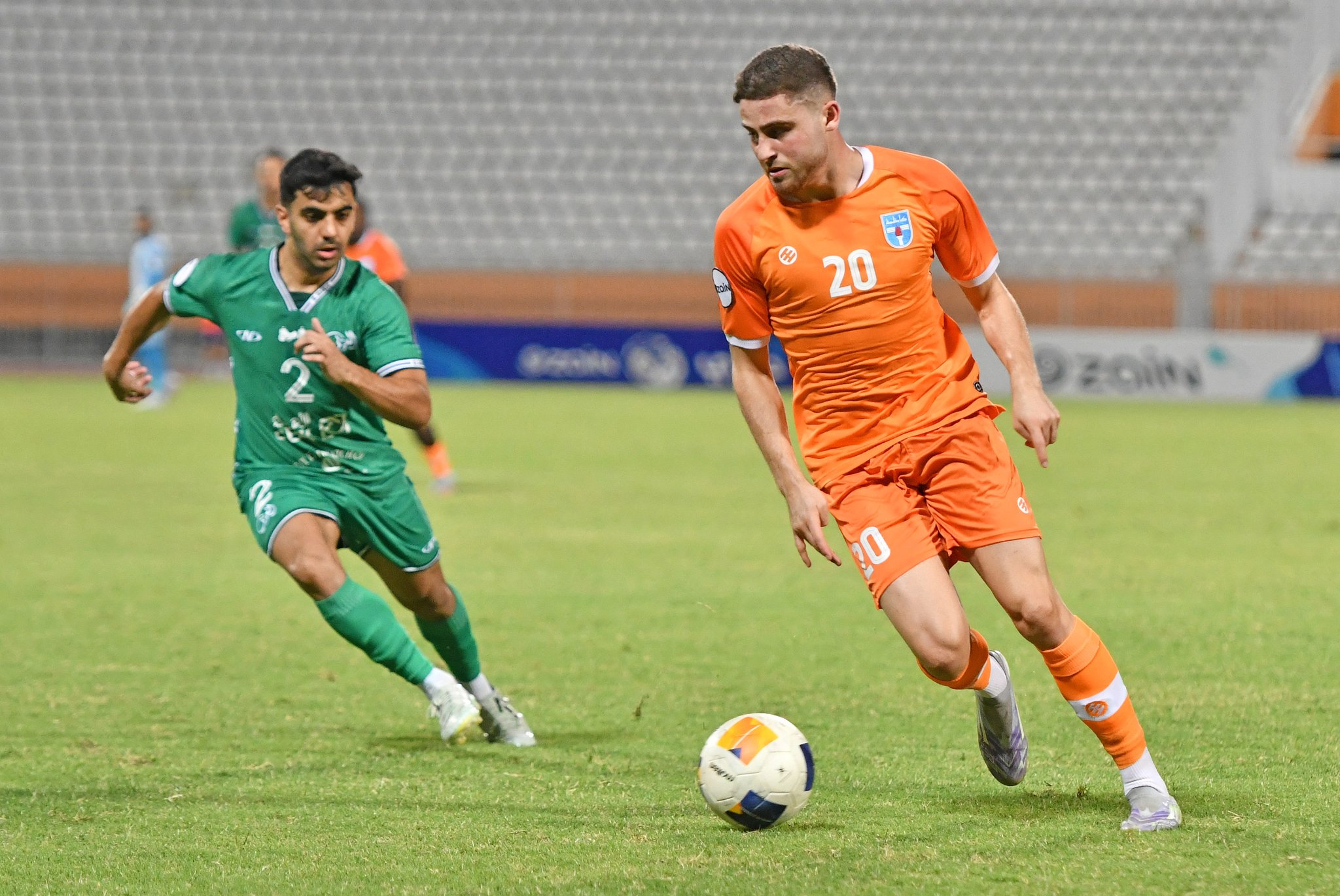 لاعب كاظمة ينطلق بالكرة