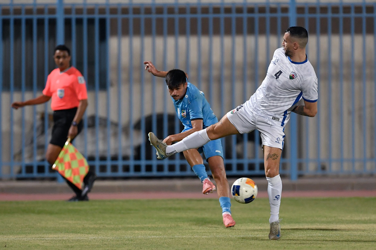 لاعب السالمية يسدد الكرة