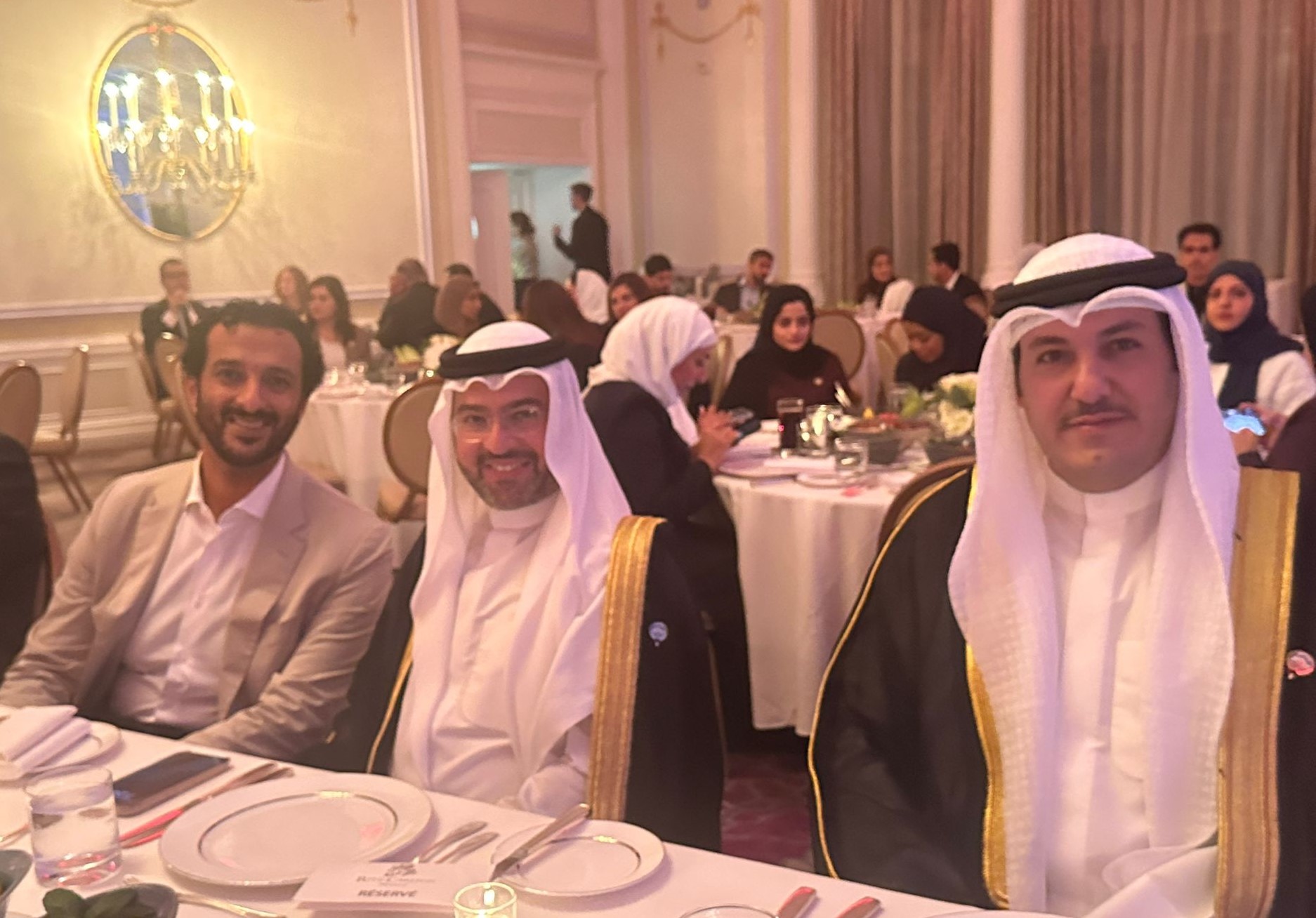 رئيس (الطيران المدني) الشيخ حمود مبارك الحمود الصباح خلال مأدبة غداء أقامها وفد الامارات