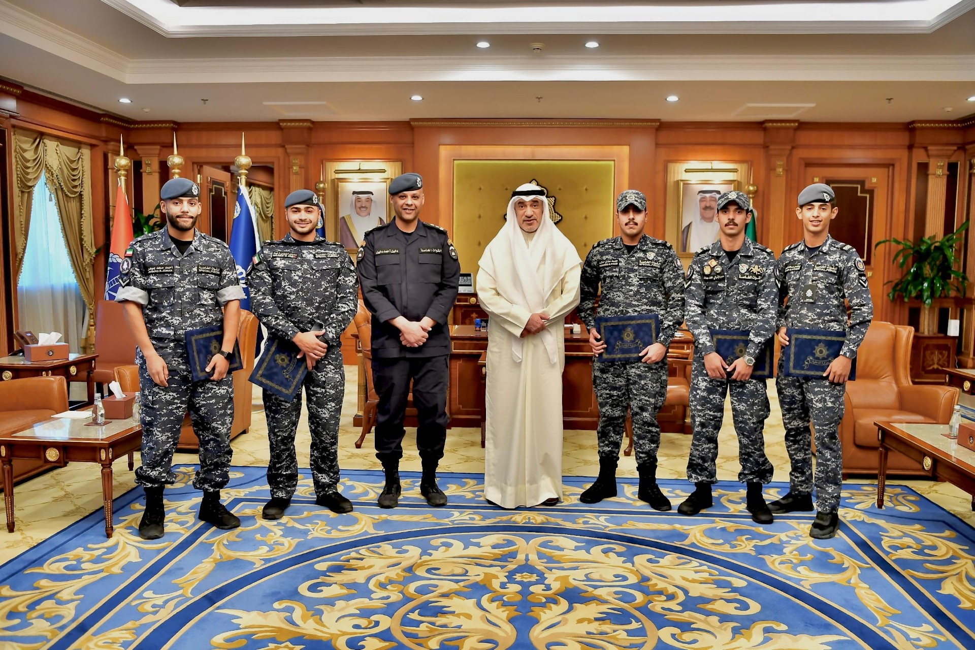 النائب الأول لرئيس مجلس الوزراء ووزير الداخلية الشيخ فهد يوسف سعود الصباح يكرم أصحاب المراكز الأولى بدورة حفظ النظام ومكافحة الشغب