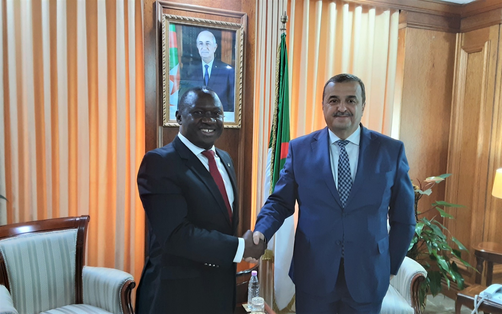 وزير الطاقة الجزائري محمد عرقاب مع نائب رئيس بنك الاستثمار والتنمية التابع للمجموعة الاقتصادية لدول غرب أفريقيا (إيكواس) أولاغونجو أشيمولوو