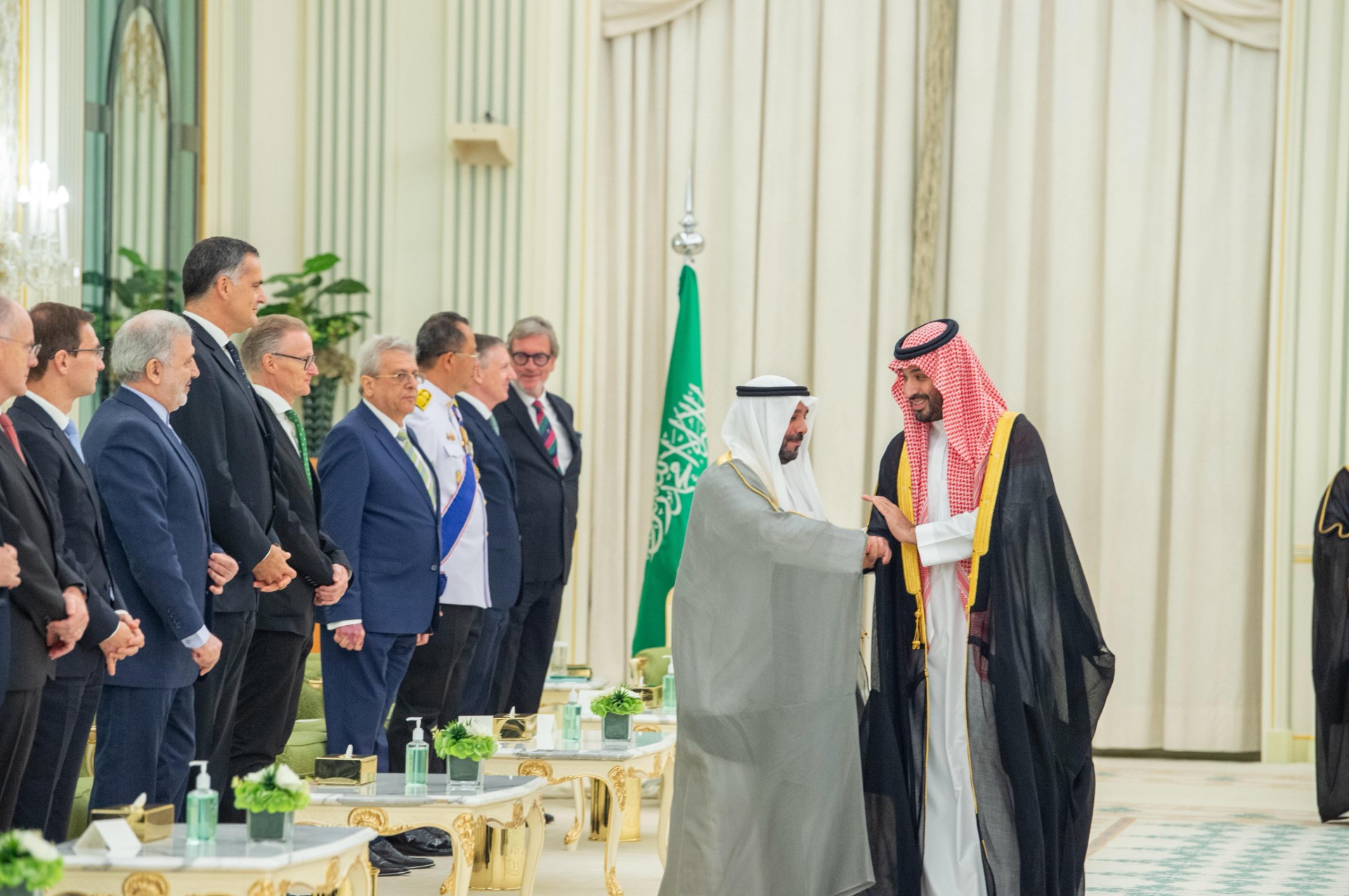سفير دولة الكويت يسلم أوراق اعتماده لولي العهد السعودي نيابة عن خادم الشريفين