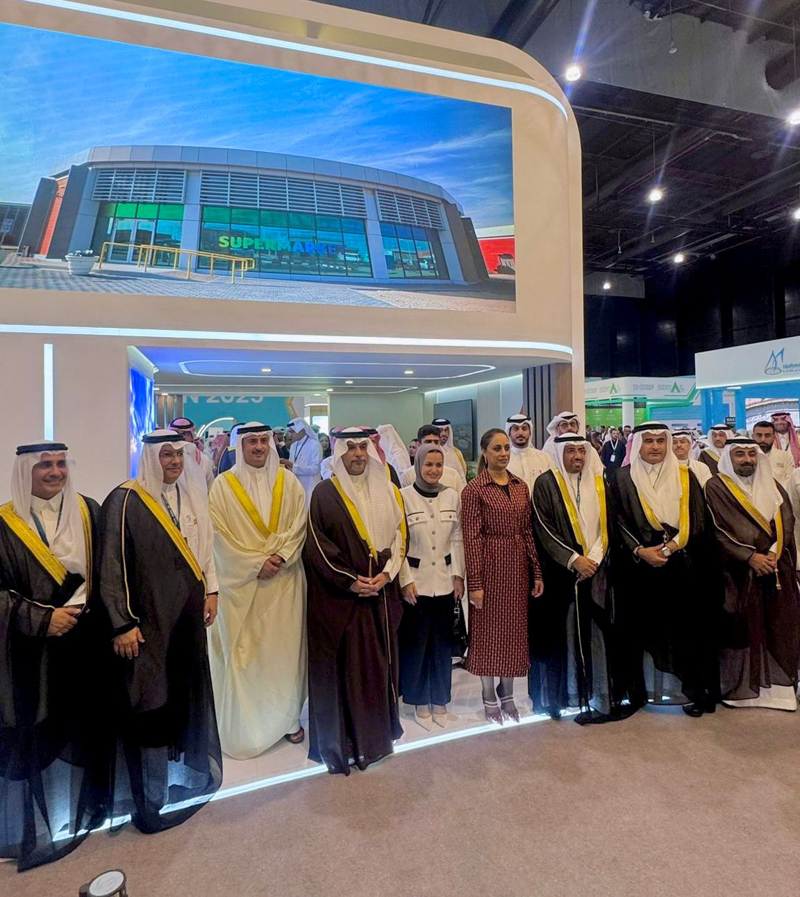 خلال زيارة وزير النفط والبيئة البحريني جناح مؤسسة البترول الكويتية وشركاتها في مؤتمر ومعرض الاتحاد الخليجي للتكرير
