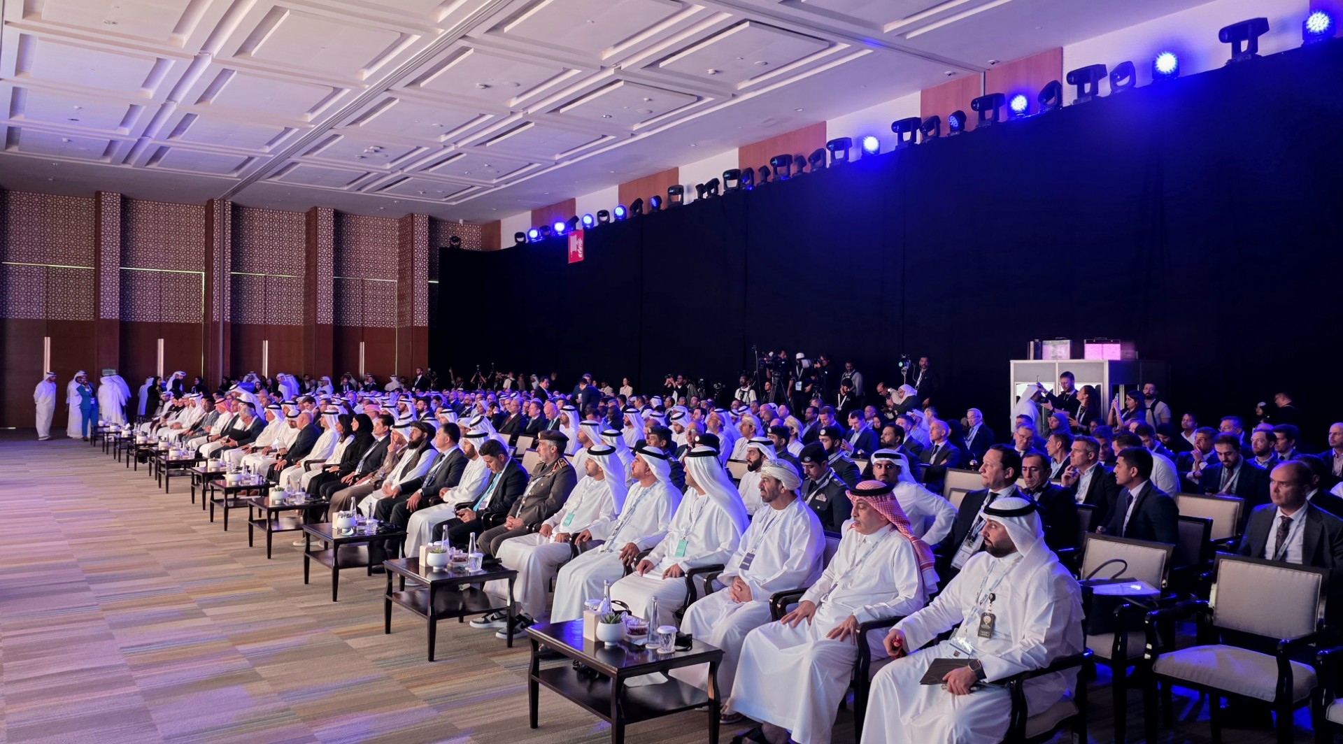 جانب من حضور الوزراء والمسؤولين وصناع القرار في الجلسة الافتتاحية لمعرض ومؤتمر "جلوبال ريل 2025" في أبوظبي