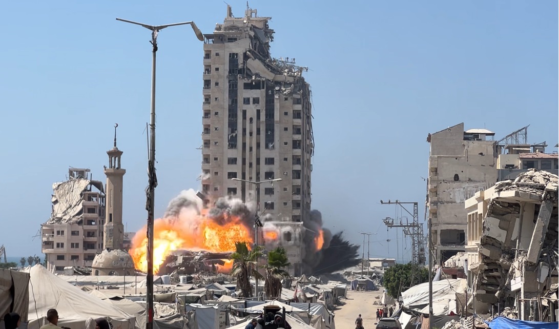 Israeli occupation troops blow up 12-storey building in Gaza