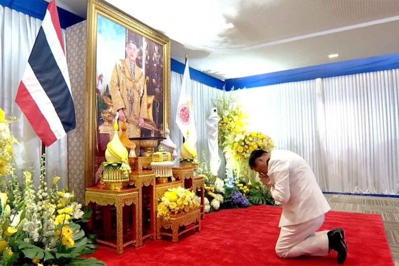 Anutin Charnvirakul receives a royal decree appointing him as Prime Minister of Thailand in front of a portrait of King Maha Vajiralongkorn