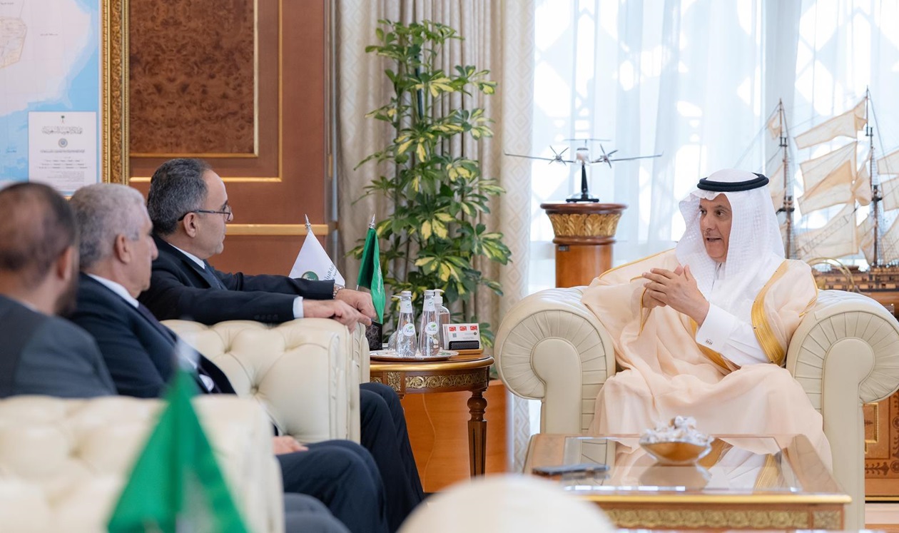 وزير البيئة والمياه والزراعة السعودي عبد الرحمن الفضلي مع وزير الزراعة والإصلاح الزراعي السوري أمجد بدر بالرياض