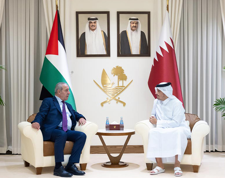 رئيس مجلس الوزراء وزير الخارجية القطري الشيخ محمد بن عبدالرحمن مع نائب رئيس دولة فلسطين حسين الشيخ