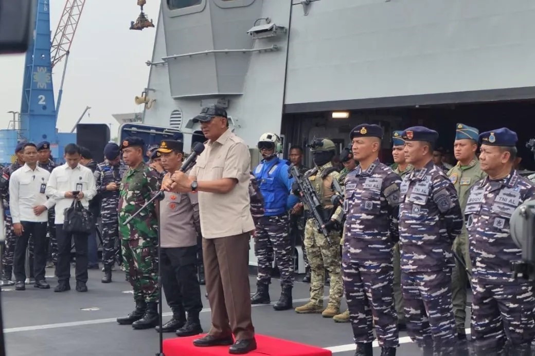 وزير الدفاع الاندونيسي سيافري سياهمسودين خلال مراسم استقبال الفرقاطة (براجايا 320) في ميناء (تانجونغ بريوك) شمال جاكرتا