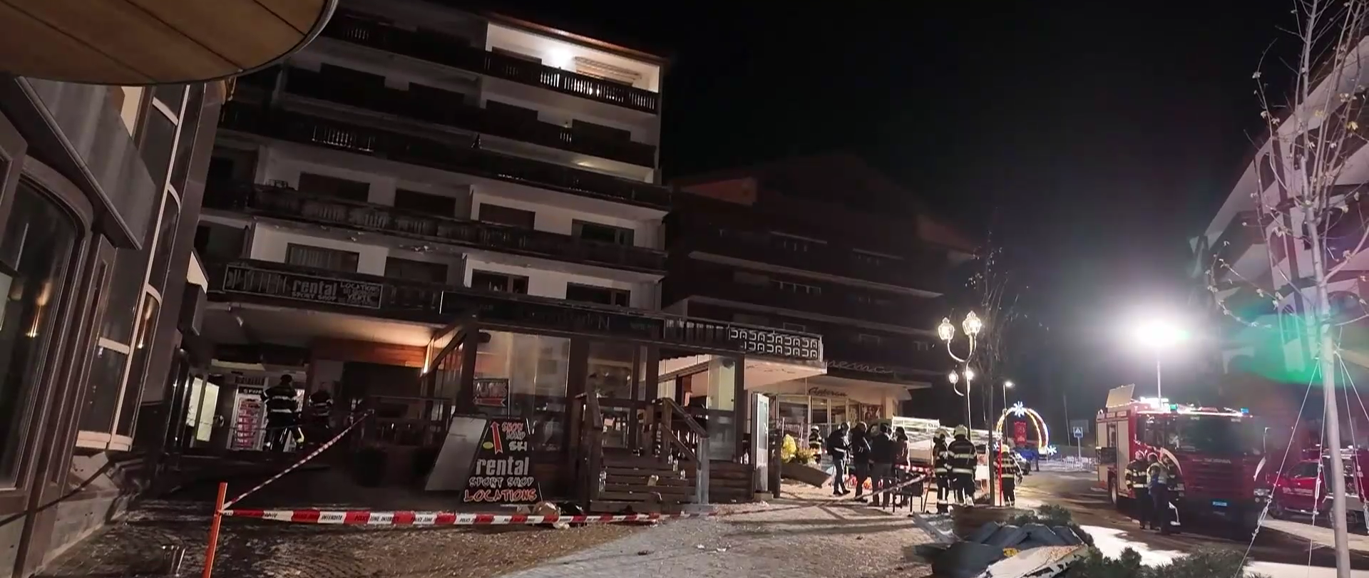 جانب من آثار حريق بمنتجع سياحي في سويسرا