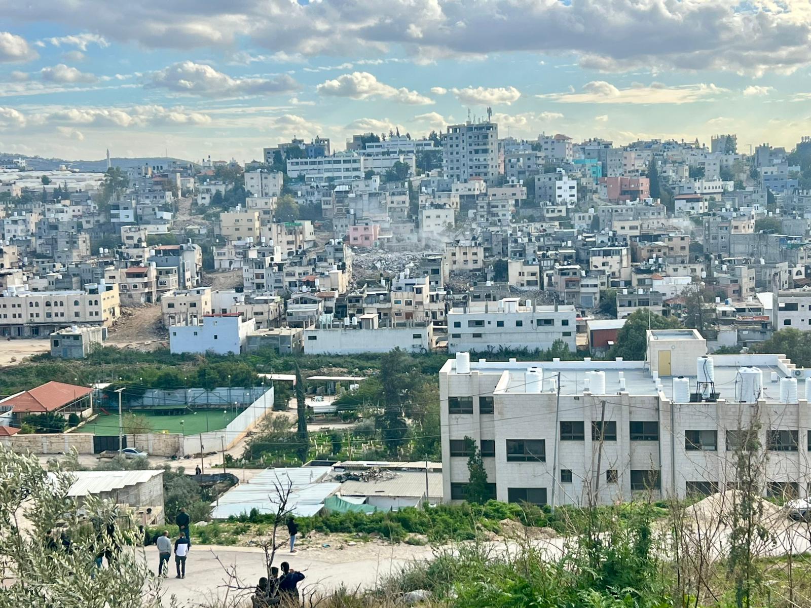 الاحتلال الإسرائيلي يمنع سكان المخيم من الوصول إلى بيوتهم قيد الهدم