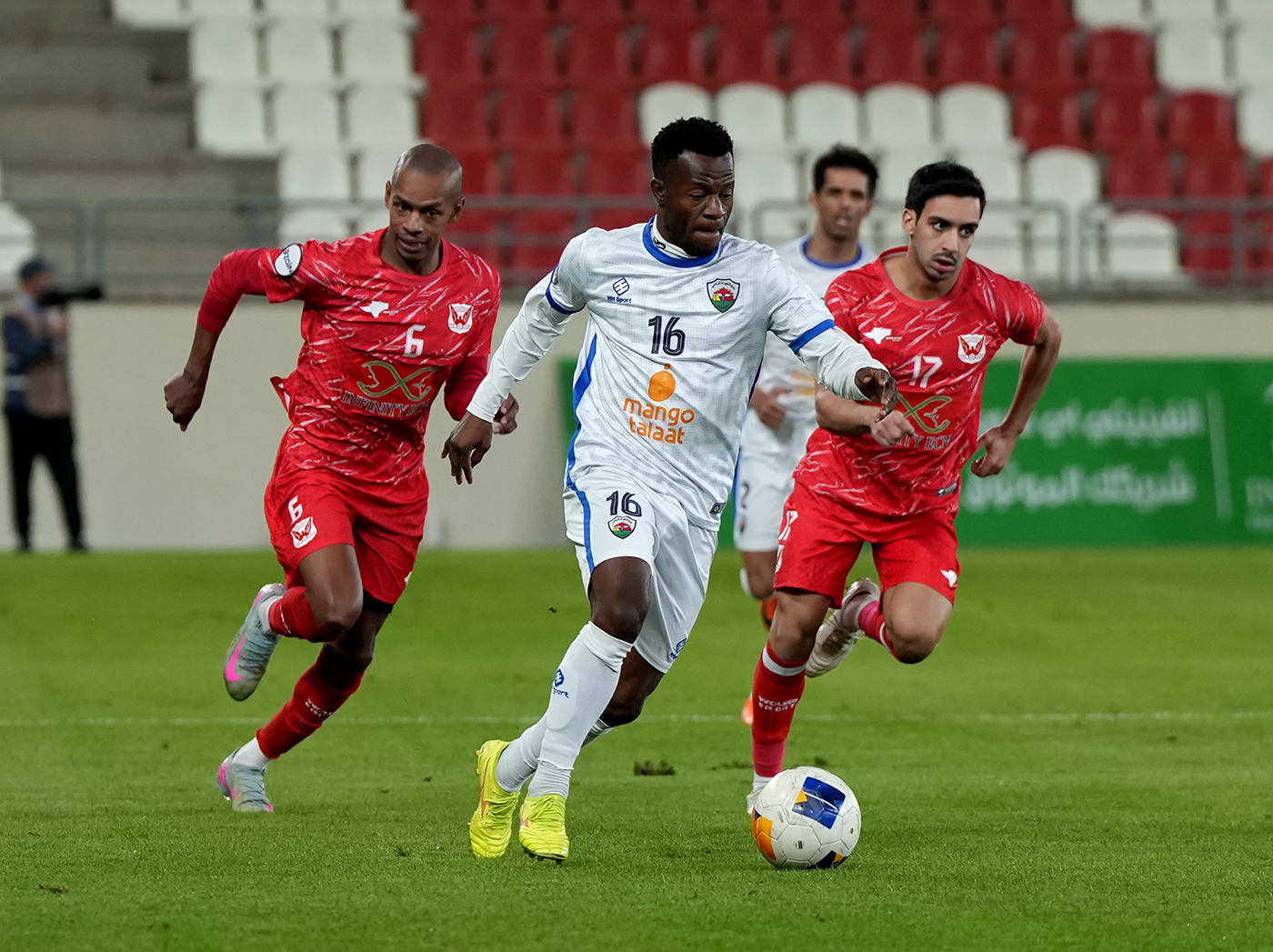 لاعب الجهراء ينطلق بالكرة وسط ملاحقة من لاعبي الفحيحيل