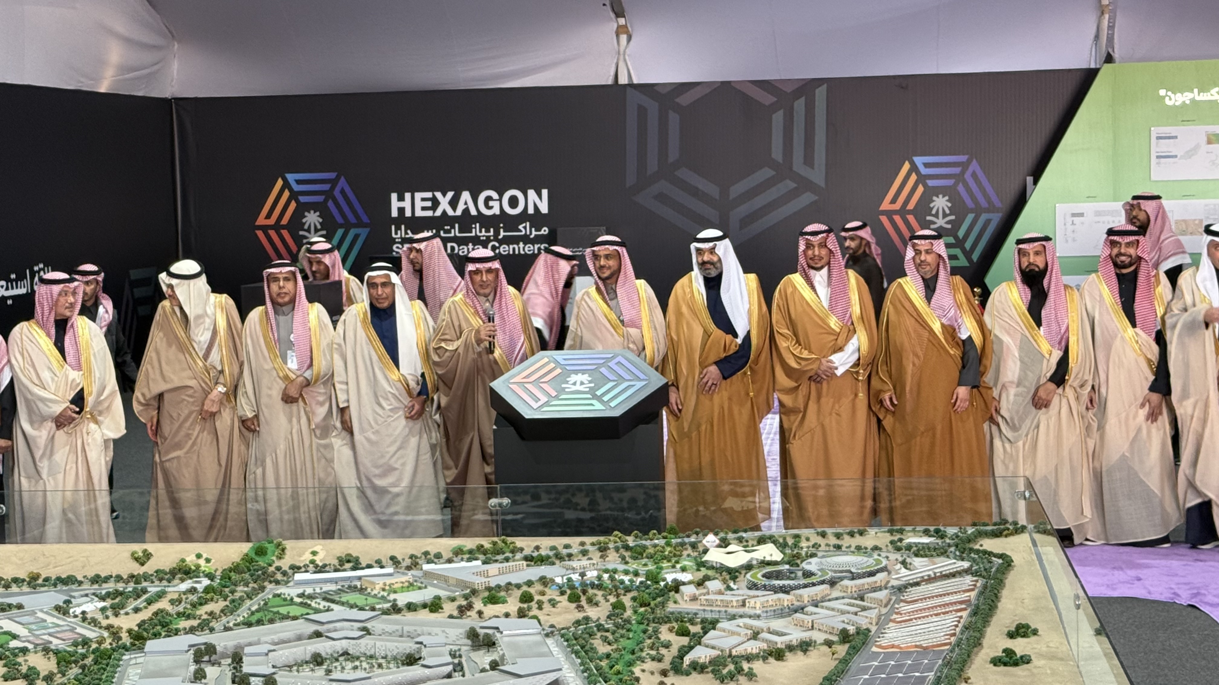 صورة جماعية لوضع الأساس لإنشاء مركز بيانات سدايا (هيكساجون)