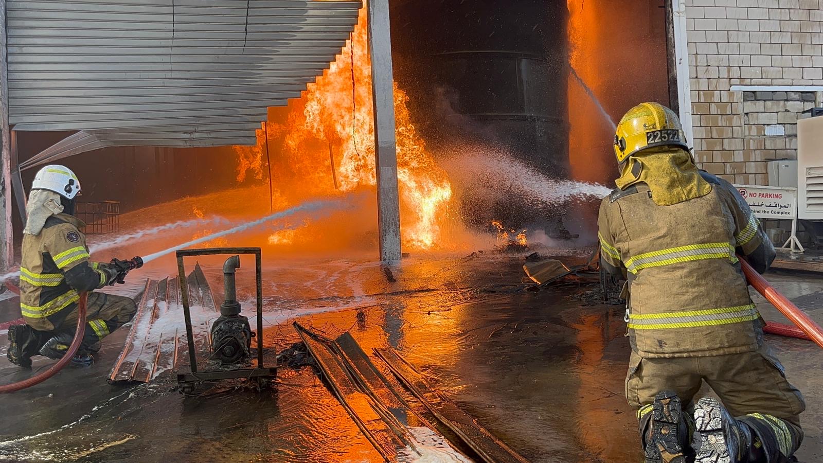 جانب من عملية مكافحة الحريق