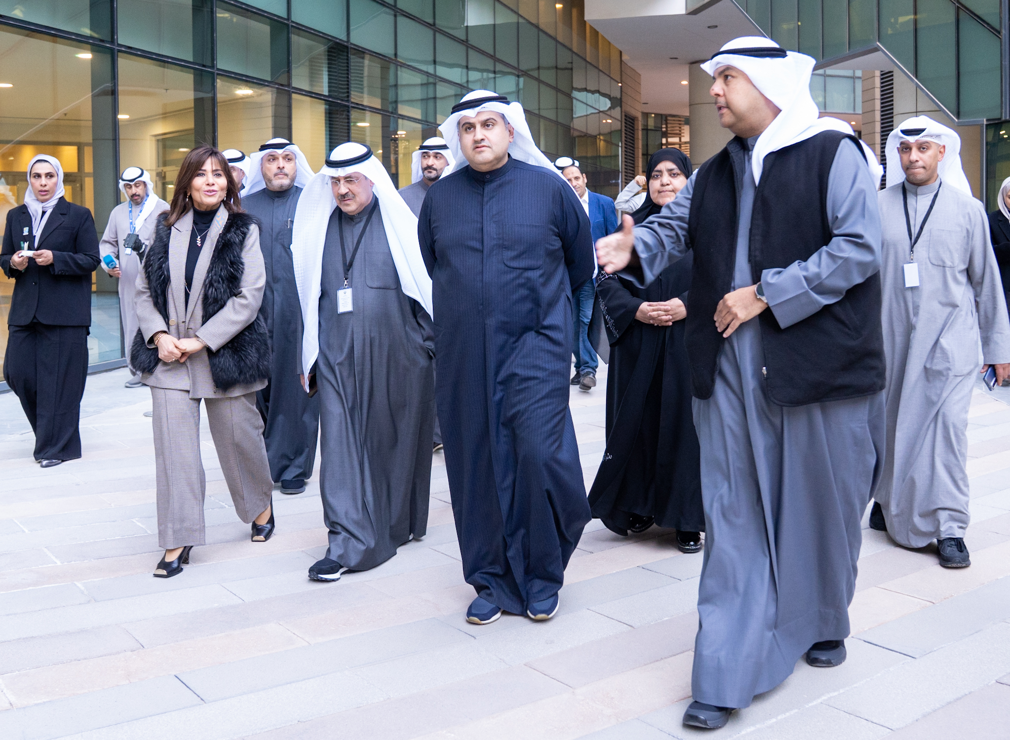 وزير العدل يستمع مع مرافقيه إلى شرح عن سير الاختبارات