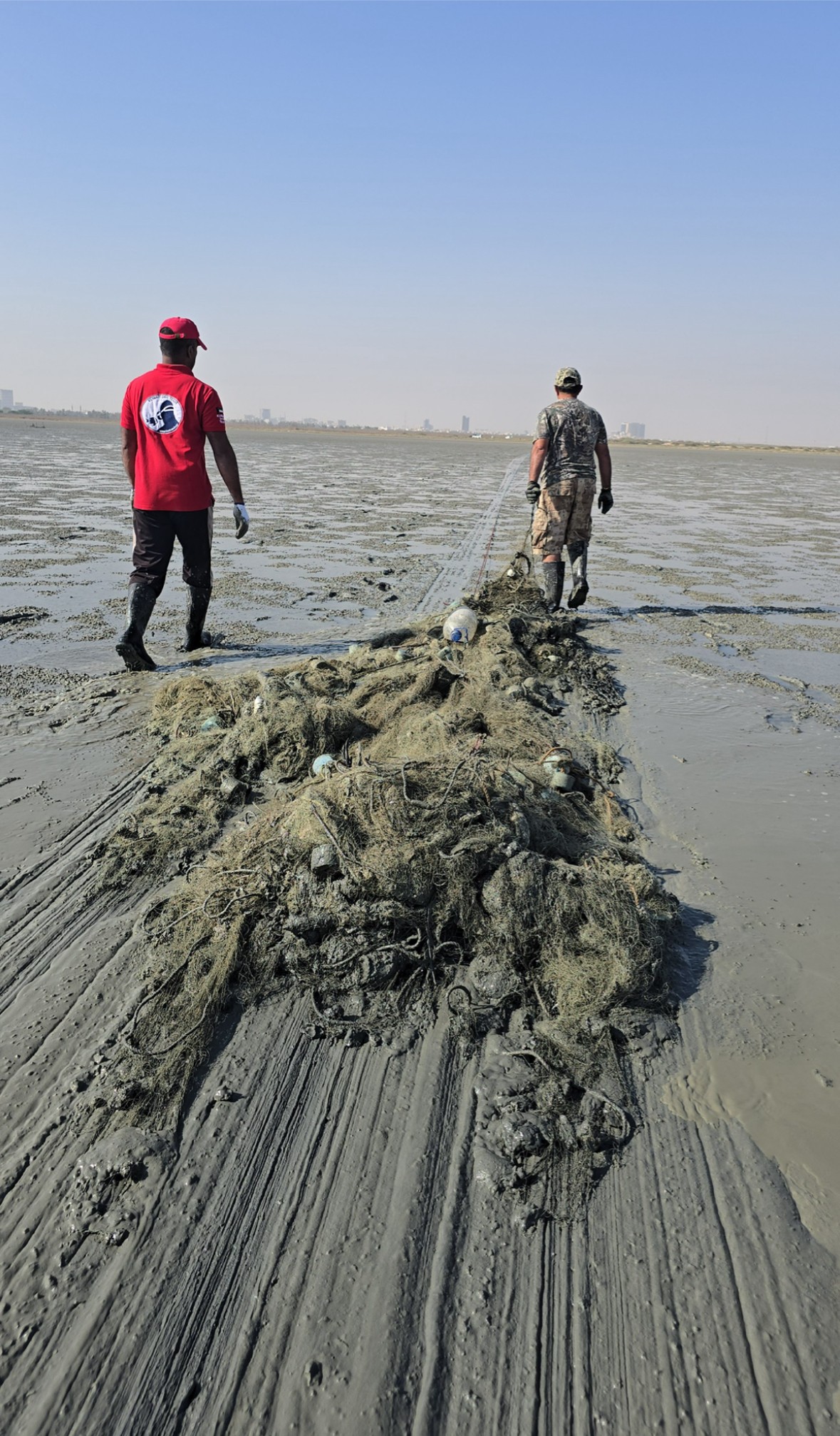 فريق الغوص الكويتي يطلق حملة كبرى لتنظيف جون الكويت وحمايته من الملوثات
