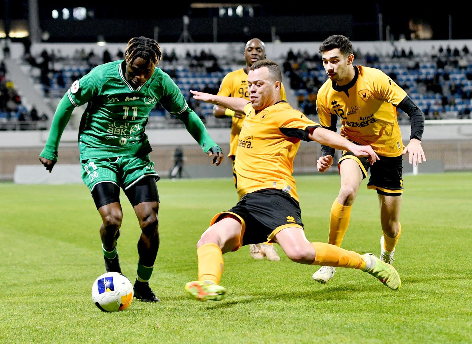 لاعب القادسية يحاول استخلاص الكرة