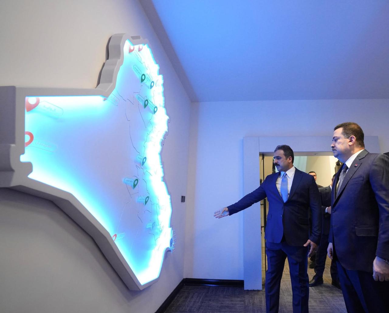 Iraqi Prime Minister views a model of Iraqi border crossings