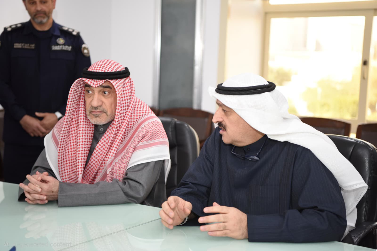 النائب الأول لرئيس مجلس الوزراء ووزير الداخلية الشيخ فهد يوسف سعود الصباح خلال تفقده بحضور وزير الصحة الدكتور أحمد العوضي الحالة الصحية لمصابي الحريق