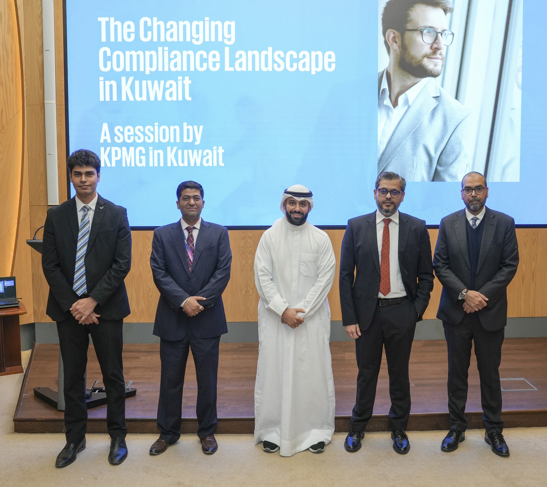 المشاركون في الجلسة التوعوية حول مستجدات معايير التقارير المالية الدولية (IFRS) وقانون ضريبة الحد الأدنى المحلية التكميلية على مجموعة الكيانات متعددة الجنسيات