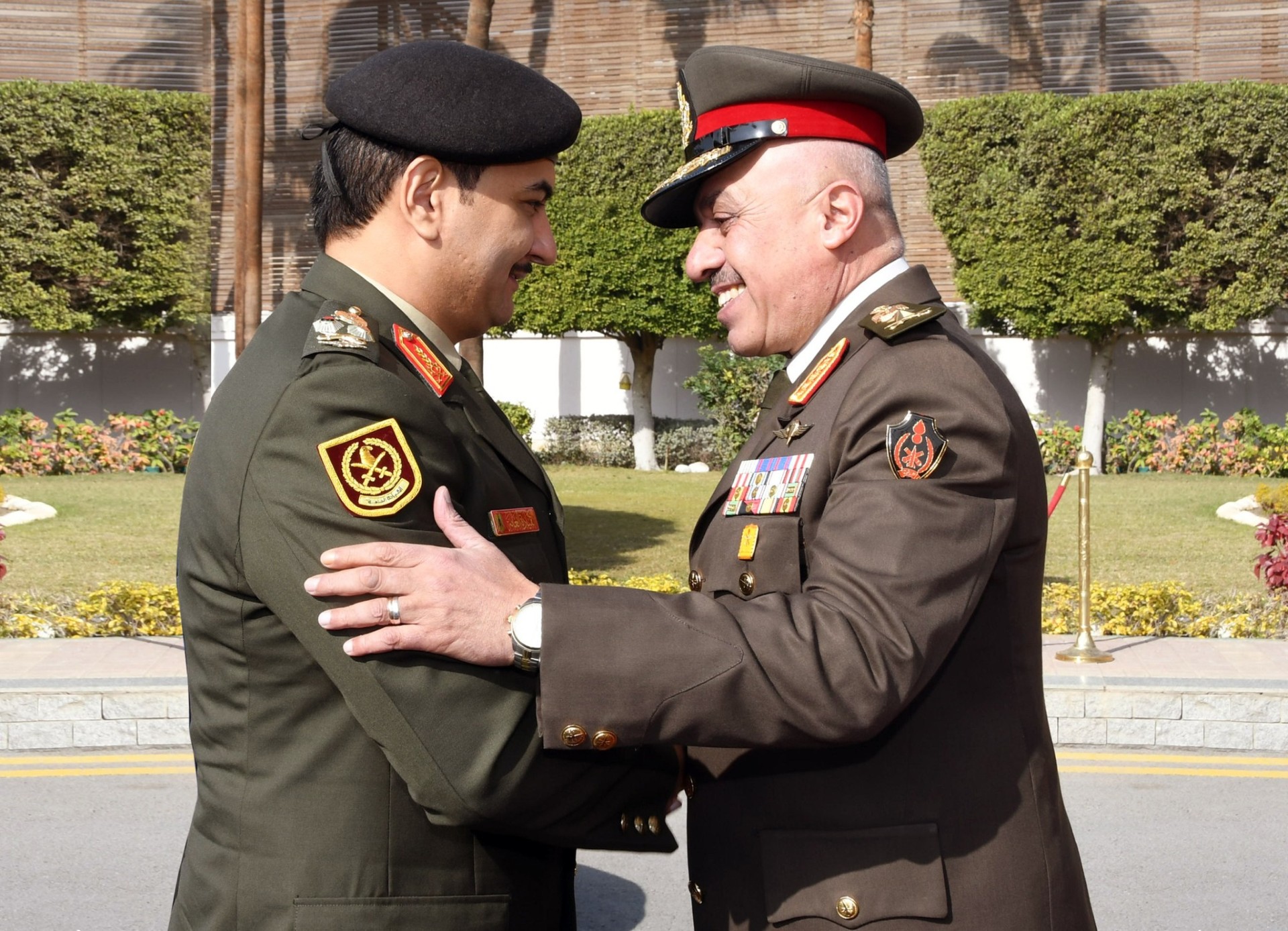 رئيس أركان حرب القوات المسلحة المصرية الفريق أحمد خليفة ونائب القائد العام للجيش الوطنى الليبى الفريق أول ركن صدام حفتر