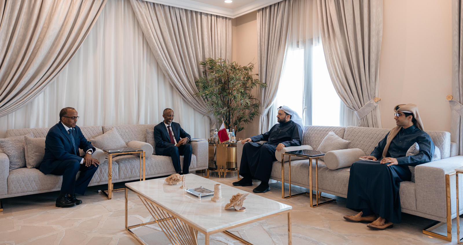 وزير الدولة بوزارة الخارجية القطرية يبحث مع مسؤولين صوماليين التطورات في المنطقة