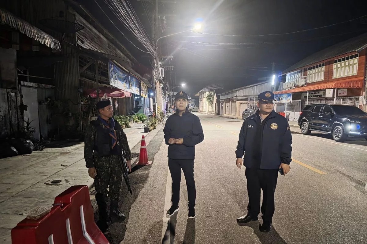 مسؤولون تايلنديون يتفقدون المدينة خلال سريان حظر التجول .