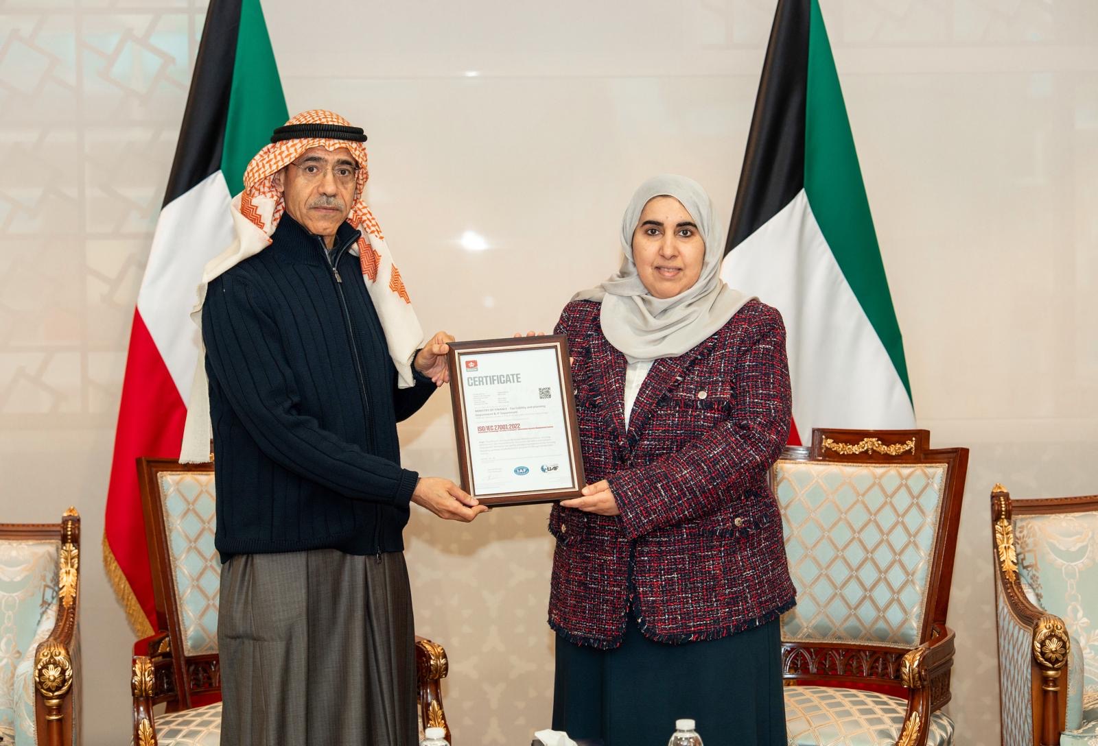 وكيل وزارة المالية أسيل المنيفي خلال تسلمها الشهادة