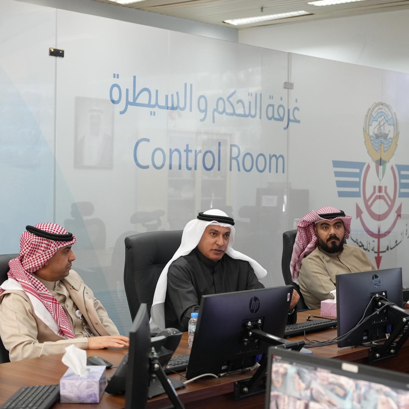 رئيس الإدارة العامة للجمارك خلال زيارته مركز تفتيش الحاويات بميناء الشويخ وغرفة التحكم والسيطرة