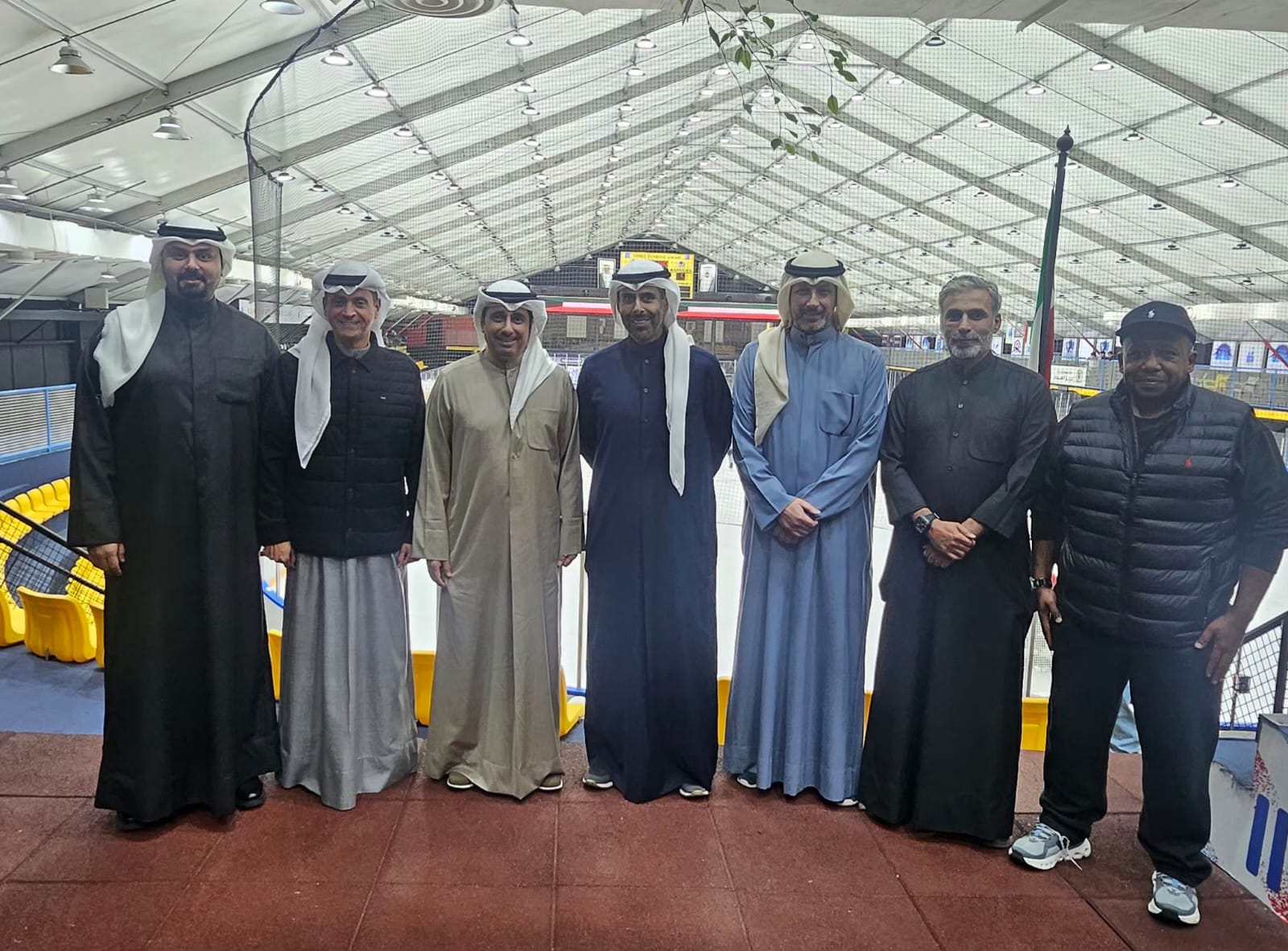 الرئيس الفخري لنادي الالعاب الشتوية الشيخ جابر الصباح يتوسط اعضاء مجلس الادارة بعد تفقده صالة النادي