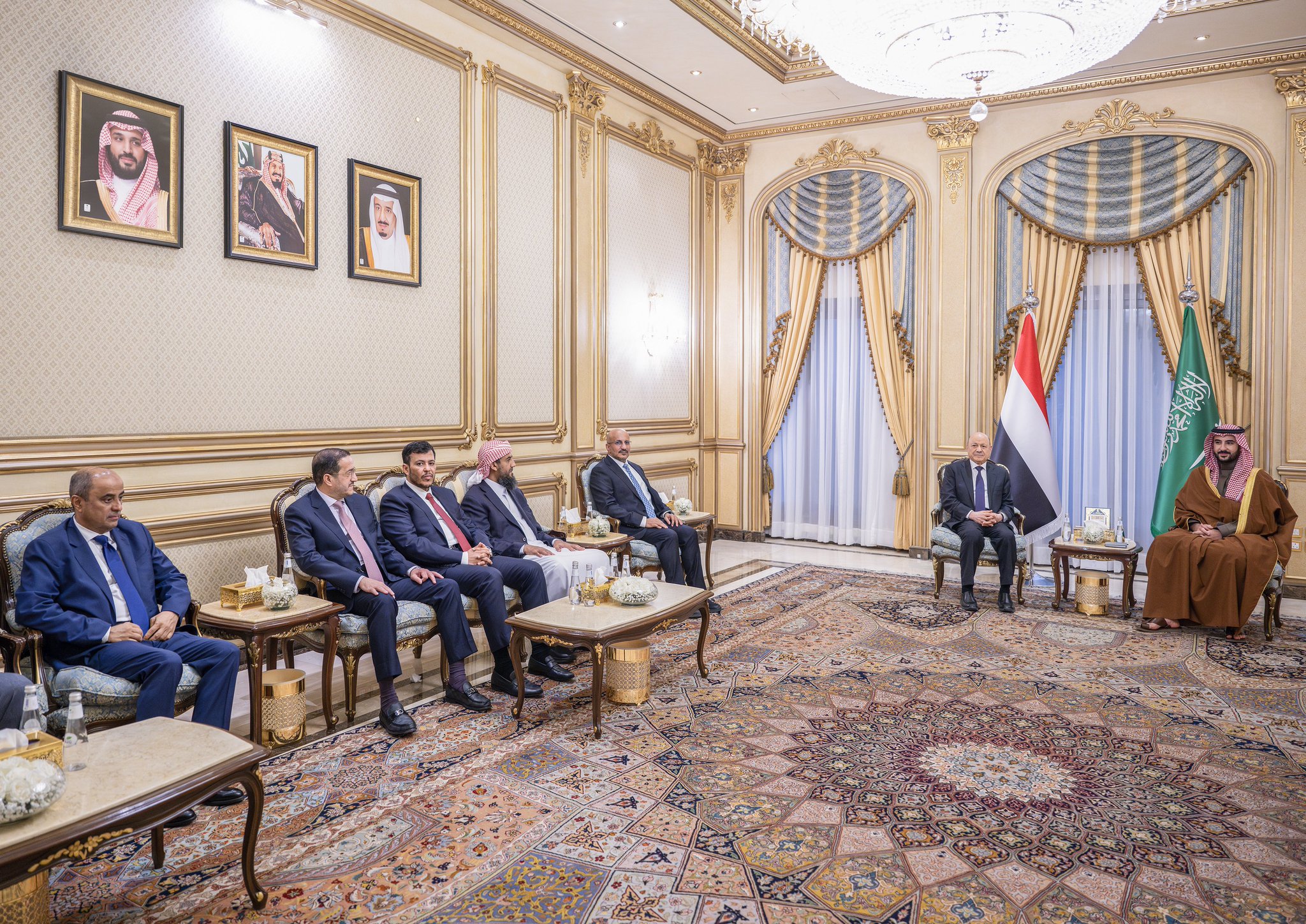 وزير الدفاع السعودي الأمير خالد بن سلمان يلتقي رئيس مجلس القيادة الرئاسي اليمني رشاد العليمي