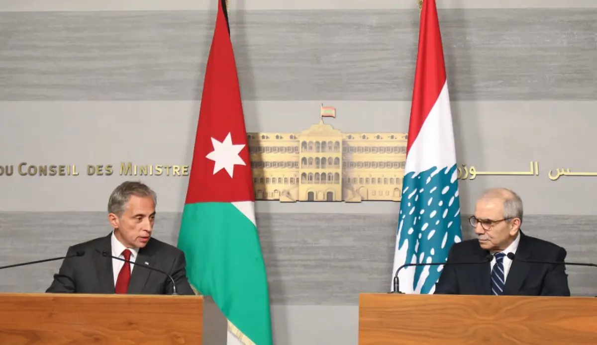 رئيس الوزراء الأردني جعفر حسان خلال مؤتمر صحفي مشترك مع رئيس مجلس الوزراء اللبناني نواف سلام