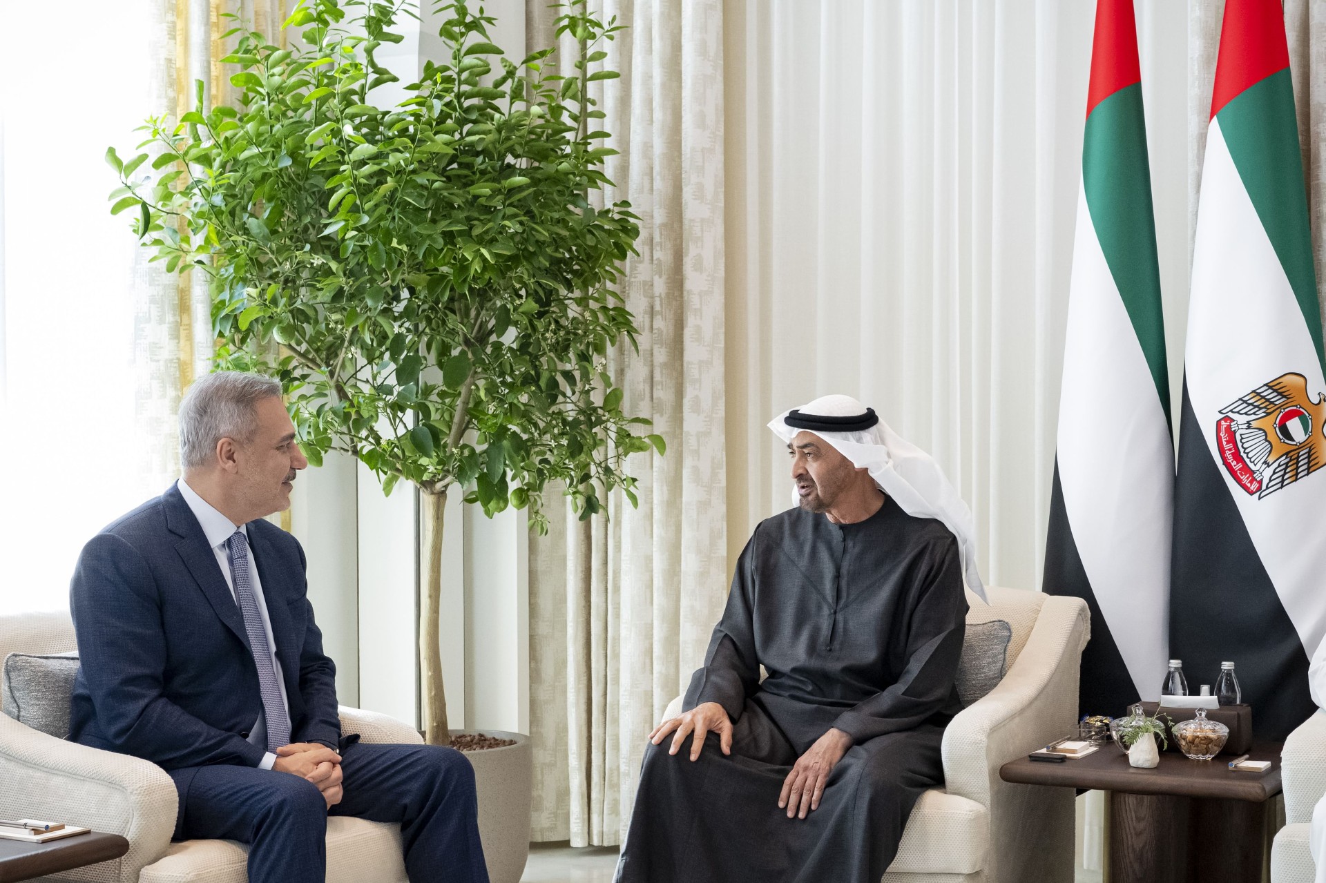 رئيس دولة الإمارات الشيخ محمد بن زايد آل نهيان يلتقي وزير الخارجية التركي هاكان فيدان