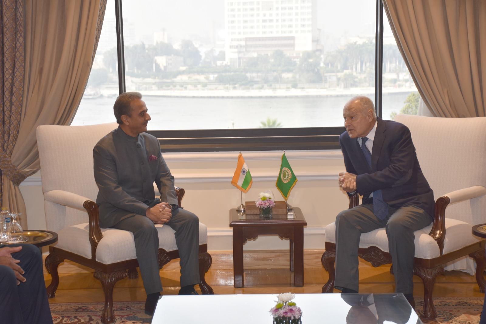 الأمين العام لجامعة الدول العربية أحمد أبو الغيط مع وزير الدولة للشؤون الخارجية الهندي كيرتي سينغ جرى