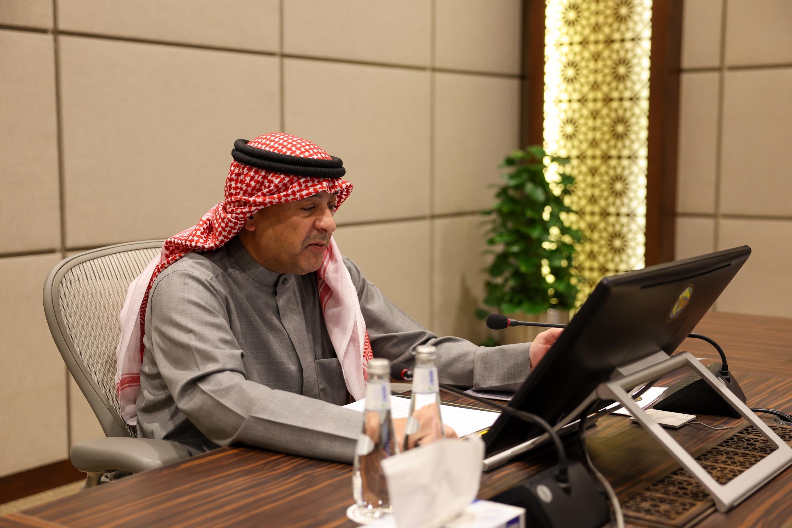 الأمين العام لمجلس التعاون لدول الخليج العربية جاسم البديوي خلال اجتماعه مع رؤساء البعثات والمكاتب الخارجية لمجلس التعاون عبر الاتصال المرئي