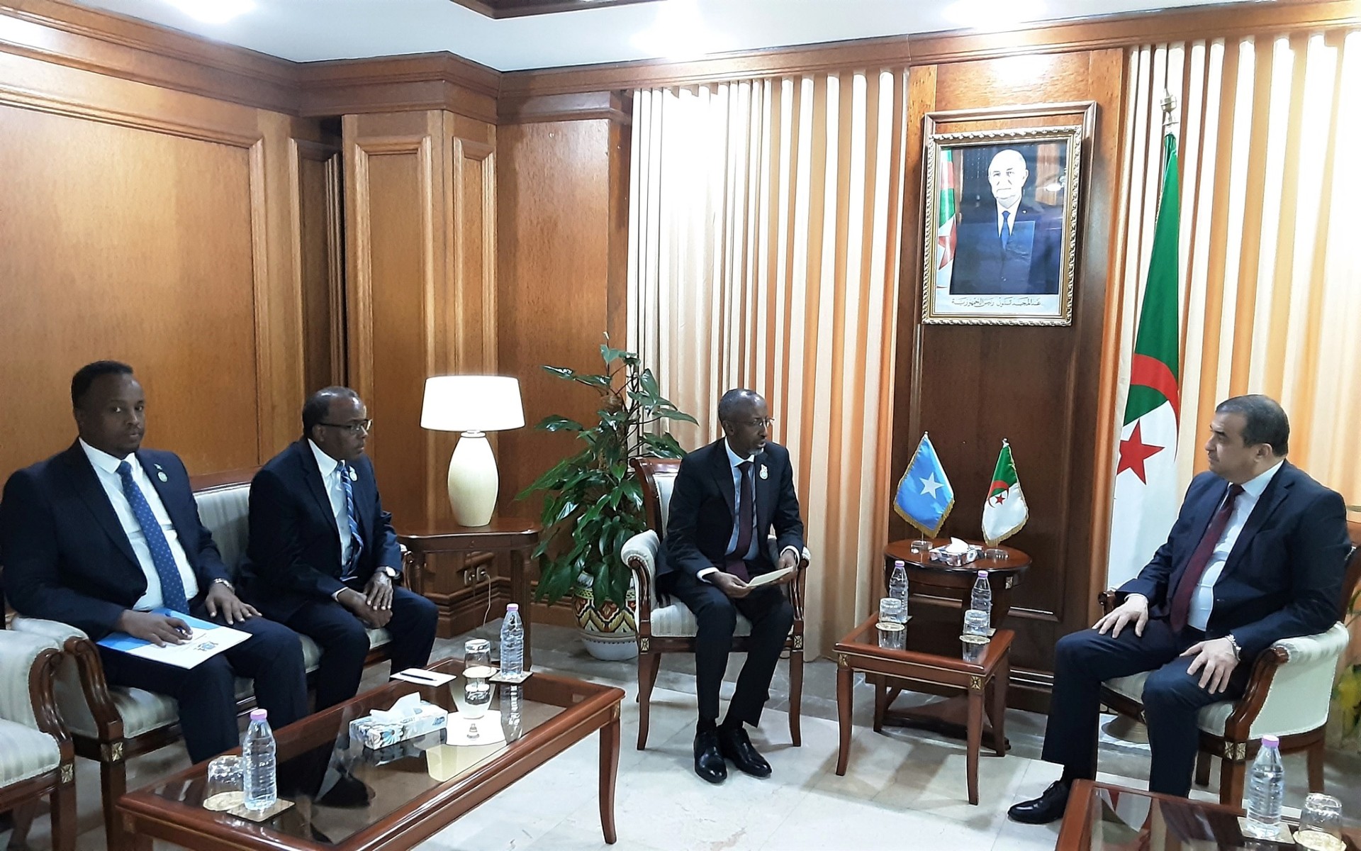 وزير المحروقات الجزائري محمد عرقاب مع المبعوث الخاص للرئيس الصومالي وزير التربية والتعليم العالي فارح شيخ محمد