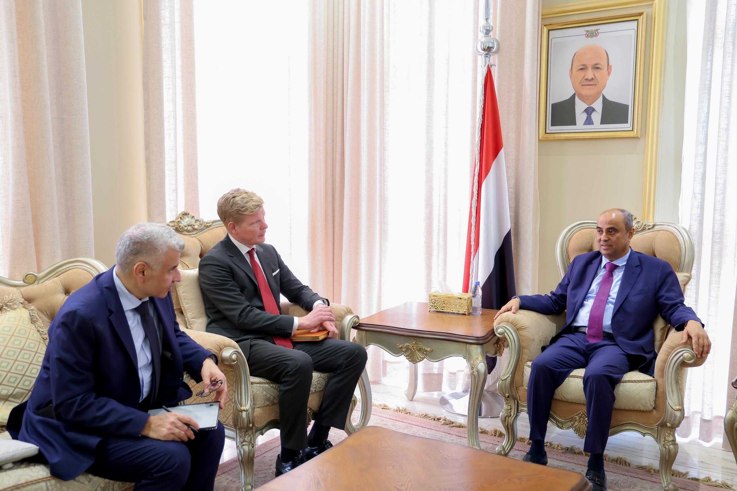 رئيس مجلس الوزراء اليمني سالم بن بريك يلتقي مبعوث الأمم المتحدة إلى اليمن هانس غروندبرغ والسفير الأمريكي لدى اليمن ستيفن فاجن