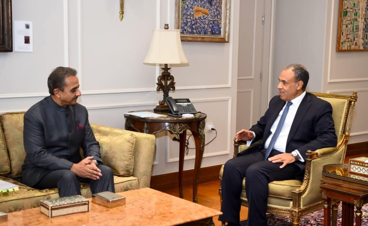 وزير الخارجية المصري الدكتور بدر عبد العاطي مع وزير الدولة للشؤون الخارجية الهندي كيرتي سينغ