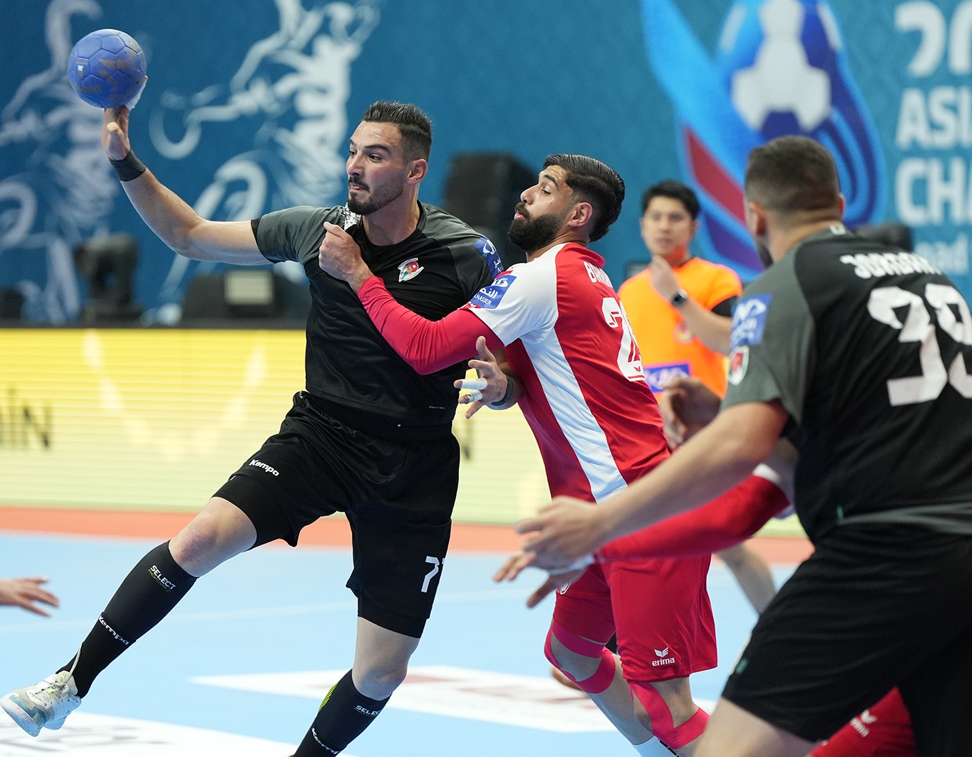 لاعب الاردن يحاول المرور من دفاع البحرين