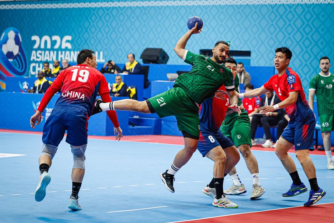 لاعب العراق يصوب رمية قوية تجاه مرمى الصين