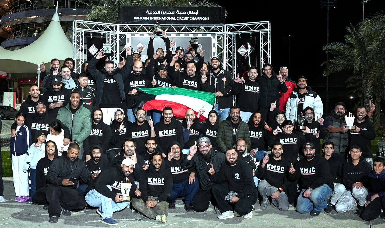 Les pilotes du Club koweïtiens de sports mécaniques célébrant leur victoire.